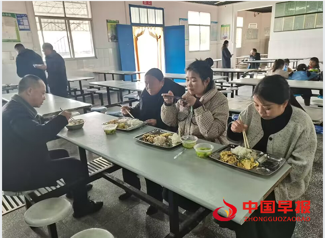 1734325544181811.png 5校长陪餐.png