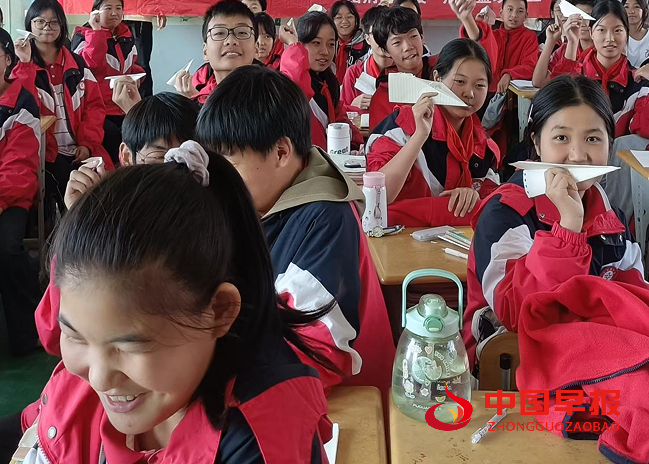 1734328554133566.png 学生折纸飞机.png