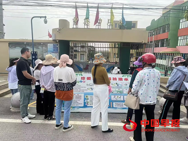 1745473873209749.png 4看宣传展板.png