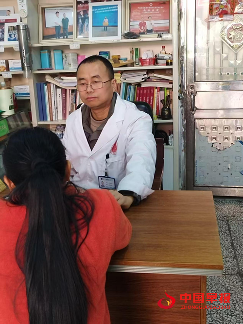 特写丨烟火深处的“白大褂”(图2) 特写丨烟火深处的“白大褂”(图2)