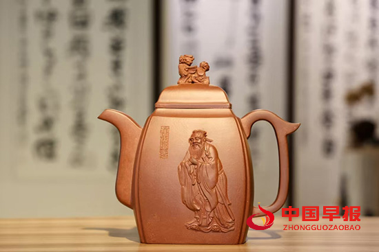 江苏宜兴紫砂学者吴建荣主创的《孔子》紫砂壸捐赠孔子研究院(图2) 江苏宜兴紫砂学者吴建荣主创的《孔子》紫砂壸捐赠孔子研究院(图2)