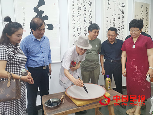 江苏宜兴陶润云水蒋立峰书法作品展暨蒋立峰书法紫砂创作基地揭牌(图3) 江苏宜兴陶润云水蒋立峰书法作品展暨蒋立峰书法紫砂创作基地揭牌(图3)