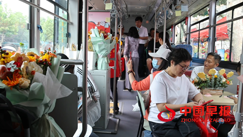 山东省枣庄市：公交变身“爱心助考驿站”(图2)