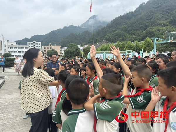 夏日防溺水,安全伴我行——秭归县九畹溪镇周坪小学开展防溺水安全教育活动(图1) 夏日防溺水,安全伴我行——秭归县九畹溪镇周坪小学开展防溺水安全教育活动(图1)