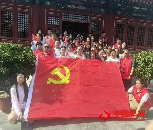 传承红色基因 献礼党的生日——内蒙古鸿德文理学院经管系联合多家单位开展主题党日活动(图1)