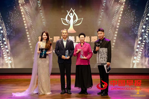 安婷荣获第十届华美风尚盛典“年度风尚教育杰出贡献人物”和“年度风尚优雅女神奖”(图8) 安婷荣获第十届华美风尚盛典“年度风尚教育杰出贡献人物”和“年度风尚优雅女神奖”(图8)