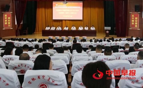 躬耕教坛育桃李 表彰先进启新程——定远中学举行2024-2025学年教师节表彰大会(图1)