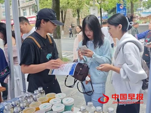 湘超现场湖邑茶集免费送万杯保靖黄金茶新茶饮,引爆湘西茶韵热潮(图7) 湘超现场湖邑茶集免费送万杯保靖黄金茶新茶饮,引爆湘西茶韵热潮(图7)