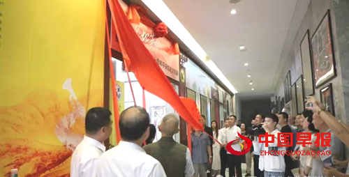 湖北:“遍地英雄”闪耀英雄城——纪念抗战胜利80周年平安红色文献展武汉启幕活动侧记(图5) 湖北:“遍地英雄”闪耀英雄城——纪念抗战胜利80周年平安红色文献展武汉启幕活动侧记(图5)