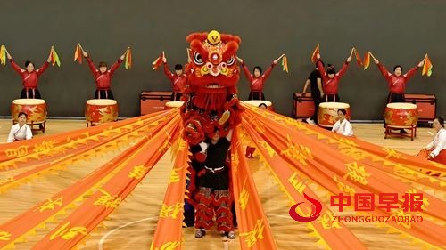 2025年全国老年人健身广场舞大联动湖北主会场(宜昌)活动盛大启幕， 三峡满江红艺术团《舞动宜昌》震撼全场(图4)